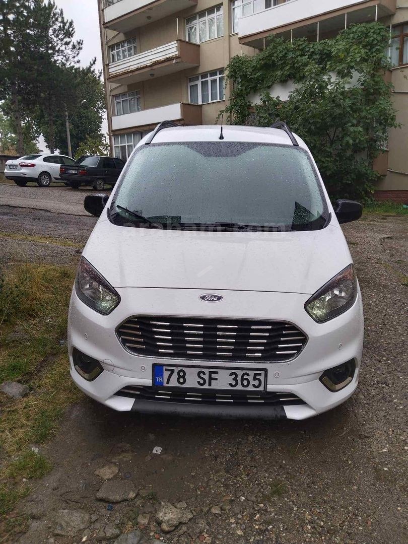 Ford Tourneo Courier 1.5 TDCi Titanium Plus